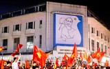 Trắng đêm may cờ Tổ quốc, in băng rôn phục vụ người hâm mộ bóng đá Việt Nam